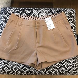 H&M tan/beige shorts, size 6/eur 36